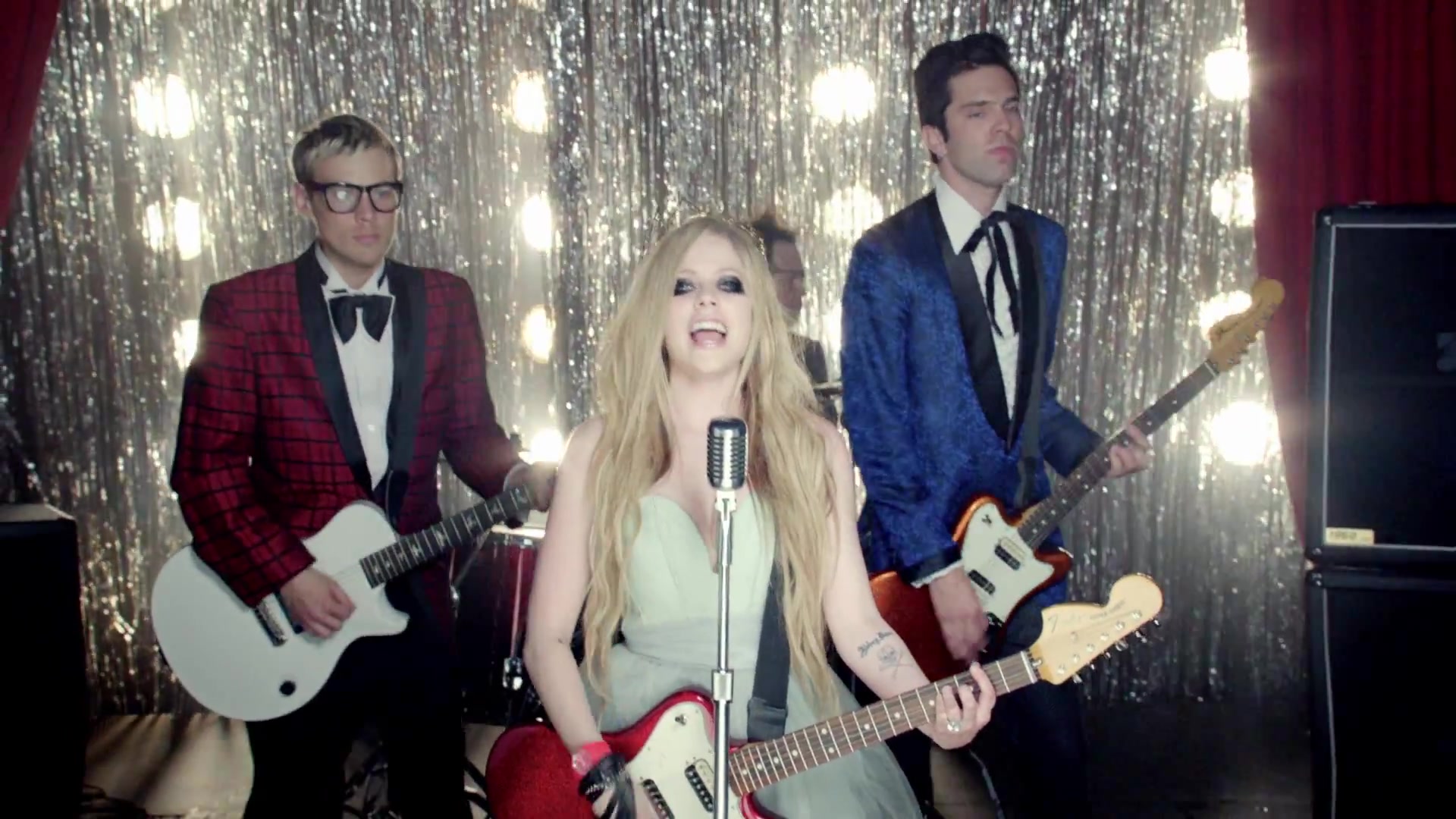 HeresToNeverGrowingUp-Avril-Rockcom_115.jpg
