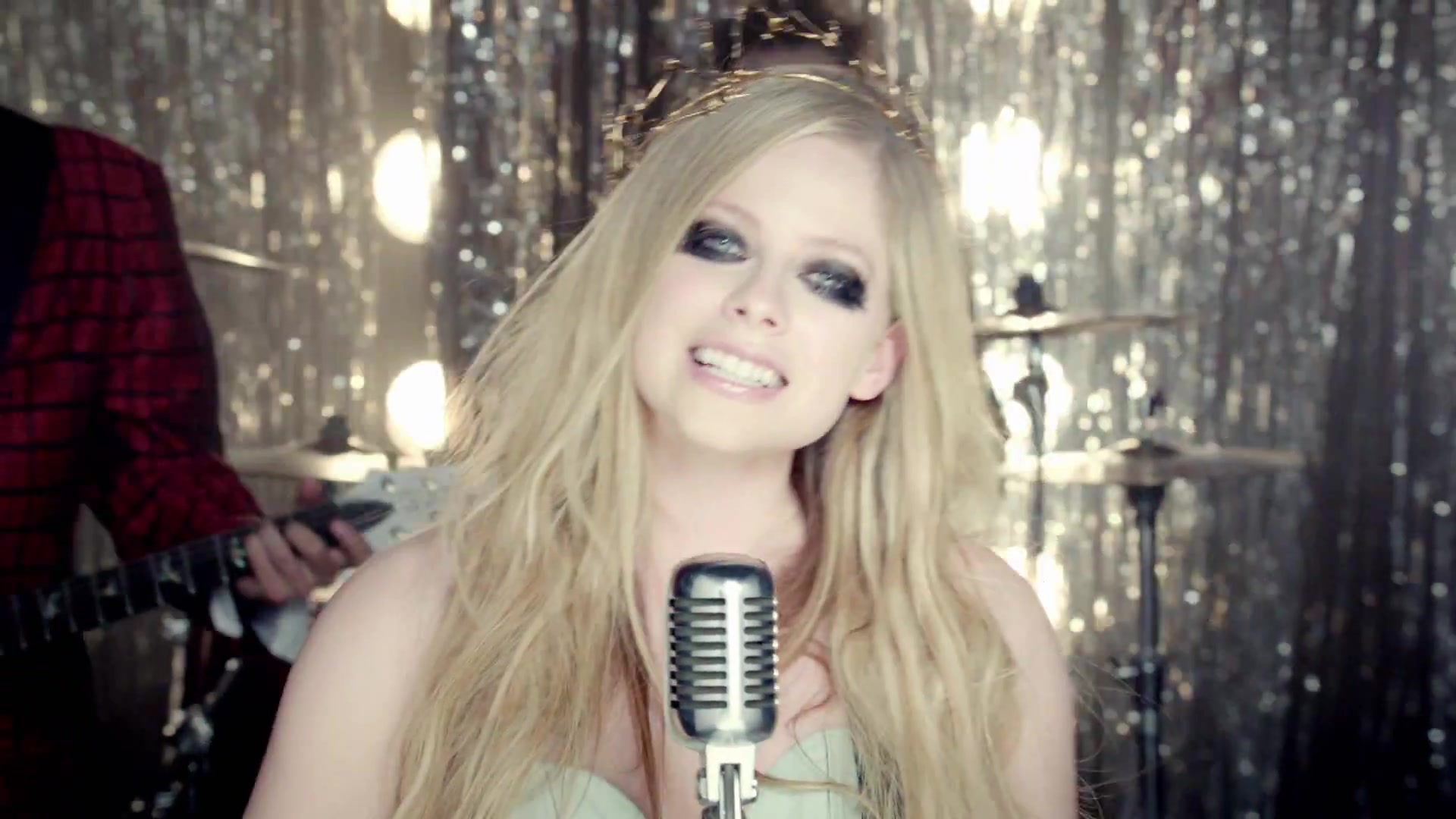 HeresToNeverGrowingUp-Avril-Rockcom_128.jpg