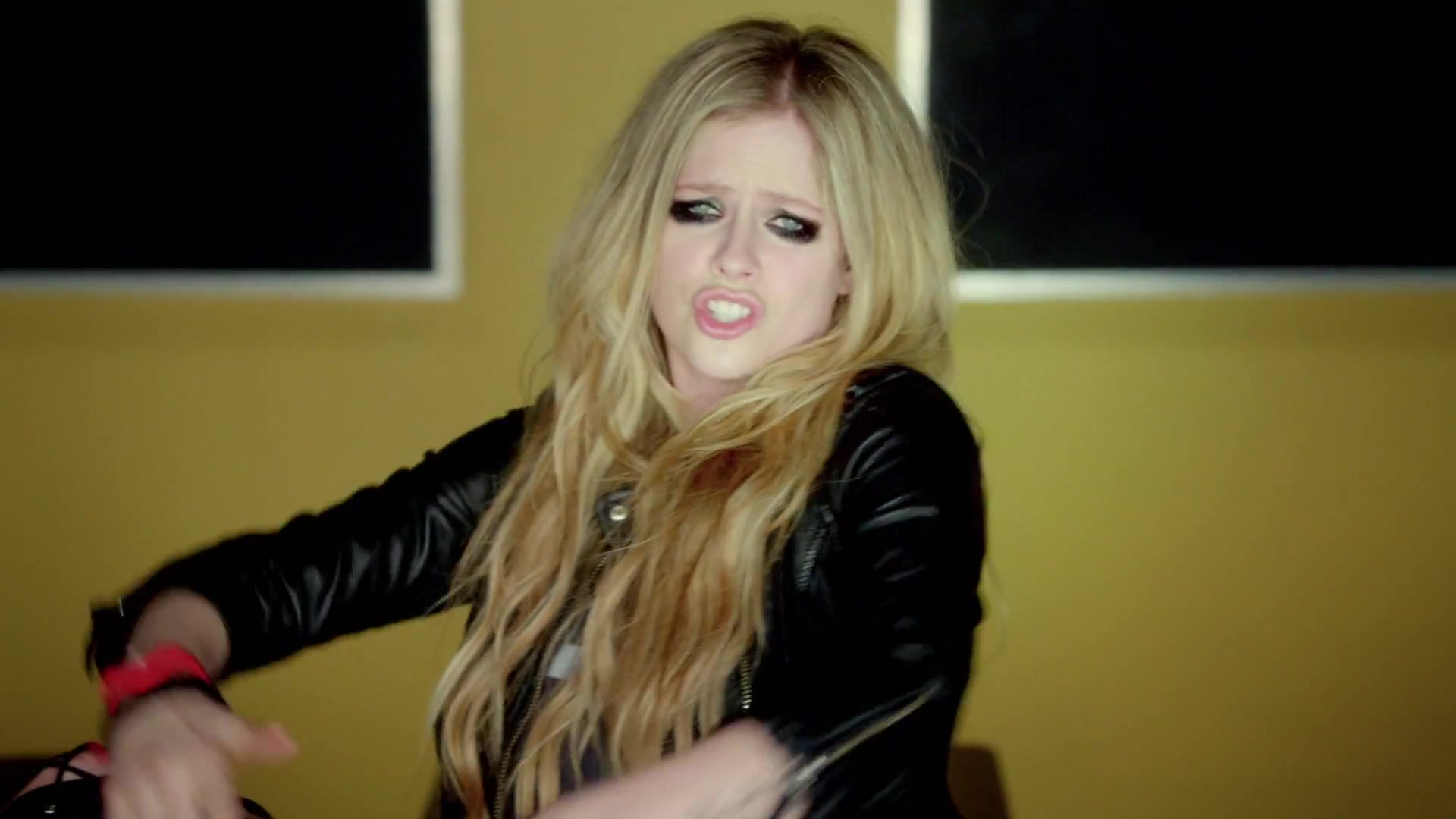 HeresToNeverGrowingUp-Avril-Rockcom_254.jpg