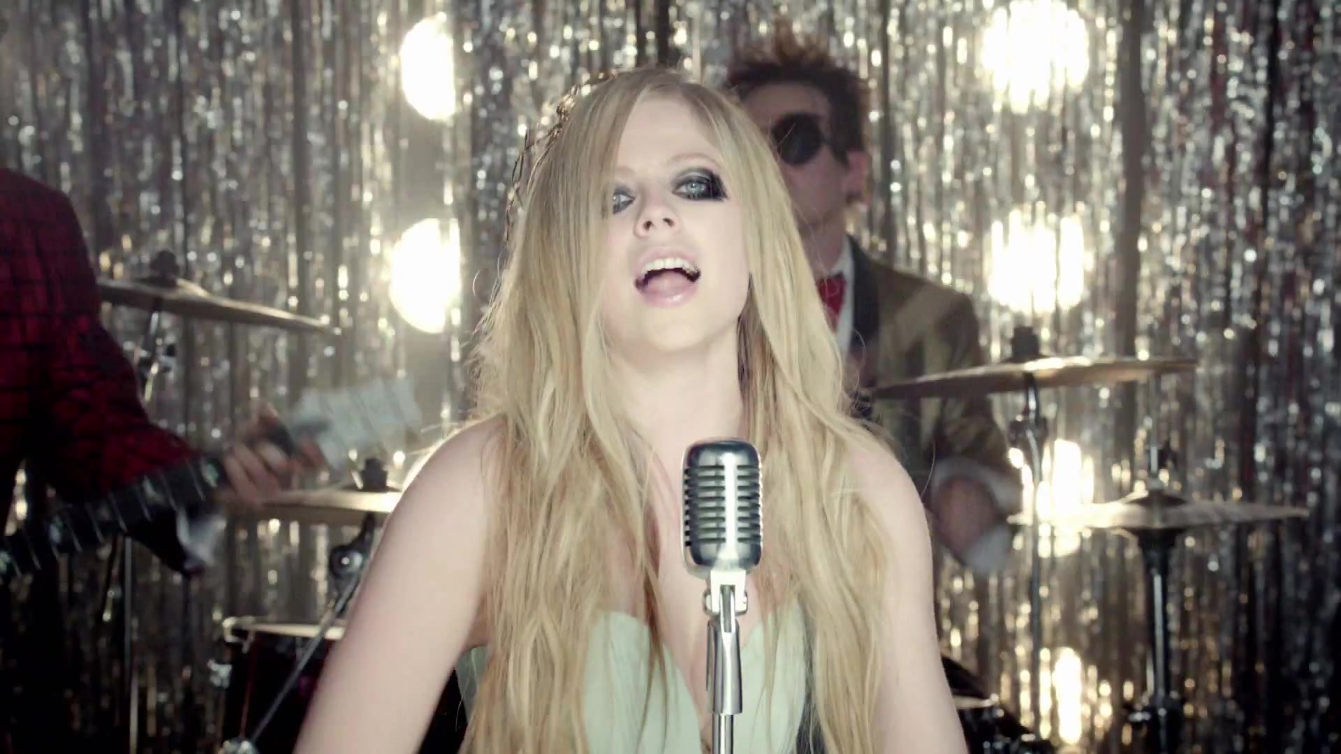 HeresToNeverGrowingUp-Avril-Rockcom_311.jpg