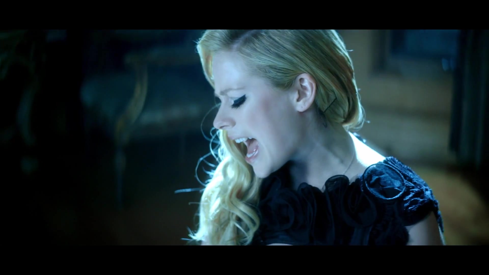 Avril_Lavigne___Let_Me_Go_ft_Chad_Kroeger_150.jpg
