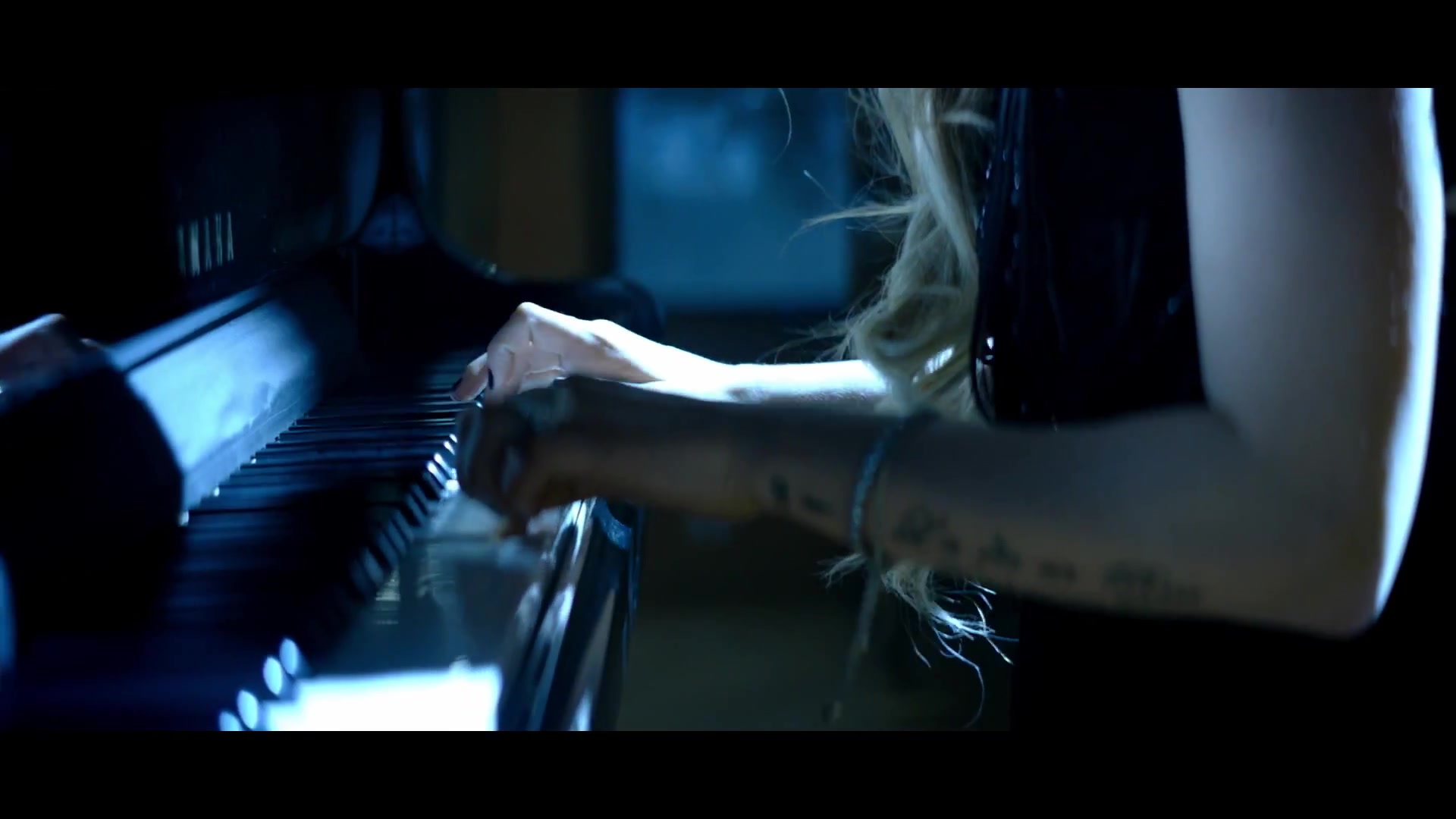 Avril_Lavigne___Let_Me_Go_ft_Chad_Kroeger_162.jpg