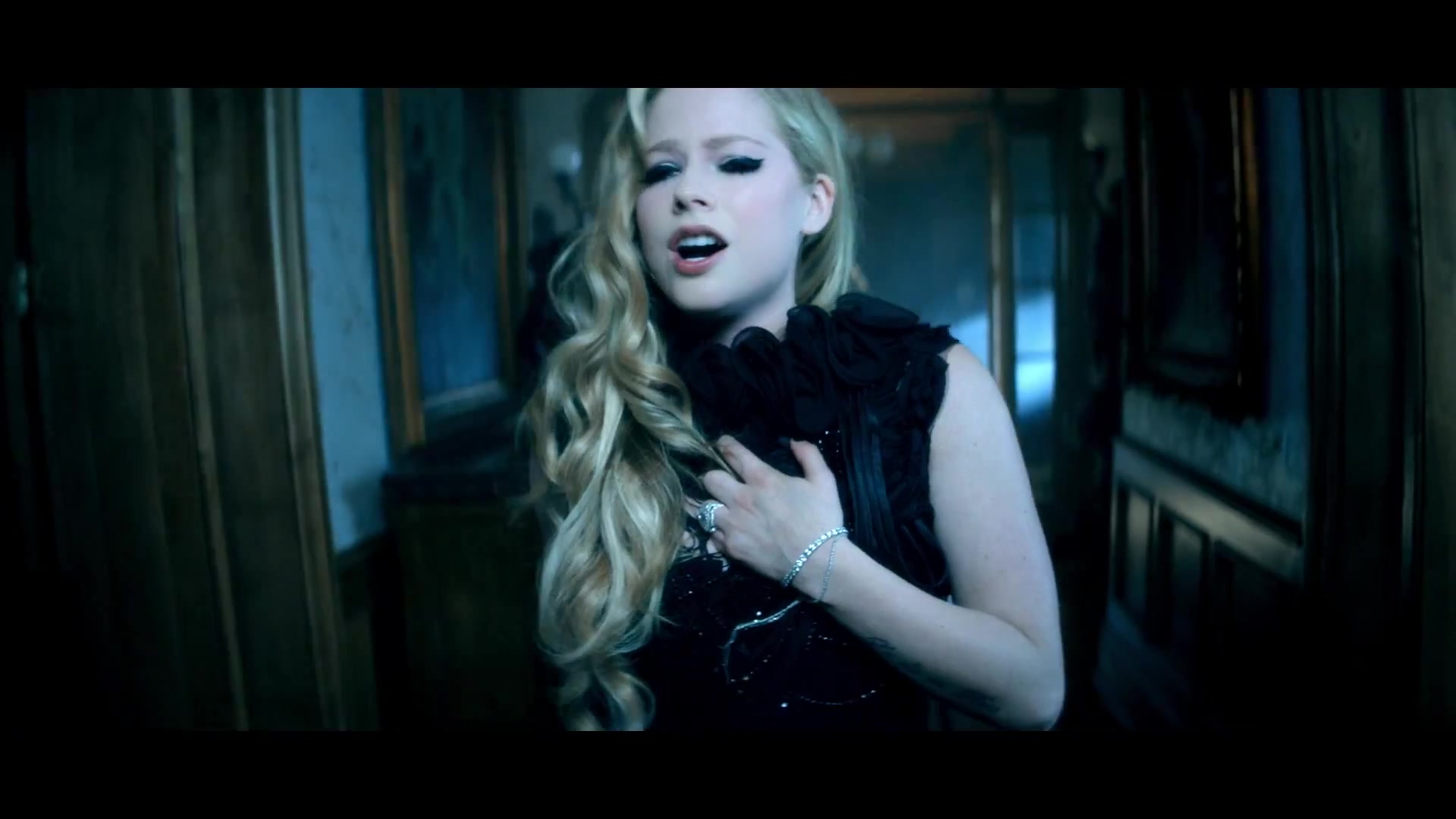 Avril_Lavigne___Let_Me_Go_ft_Chad_Kroeger_221.jpg