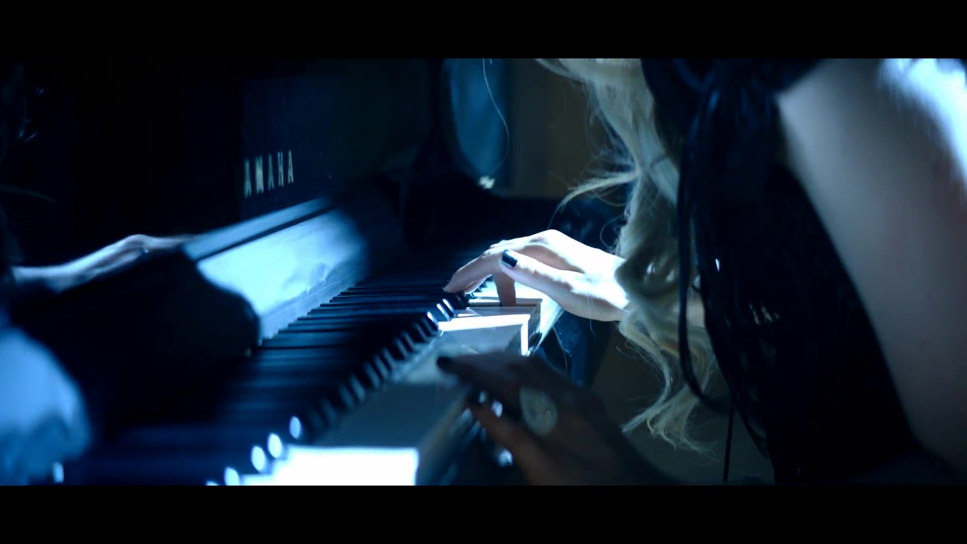 Avril_Lavigne___Let_Me_Go_ft_Chad_Kroeger_239.jpg