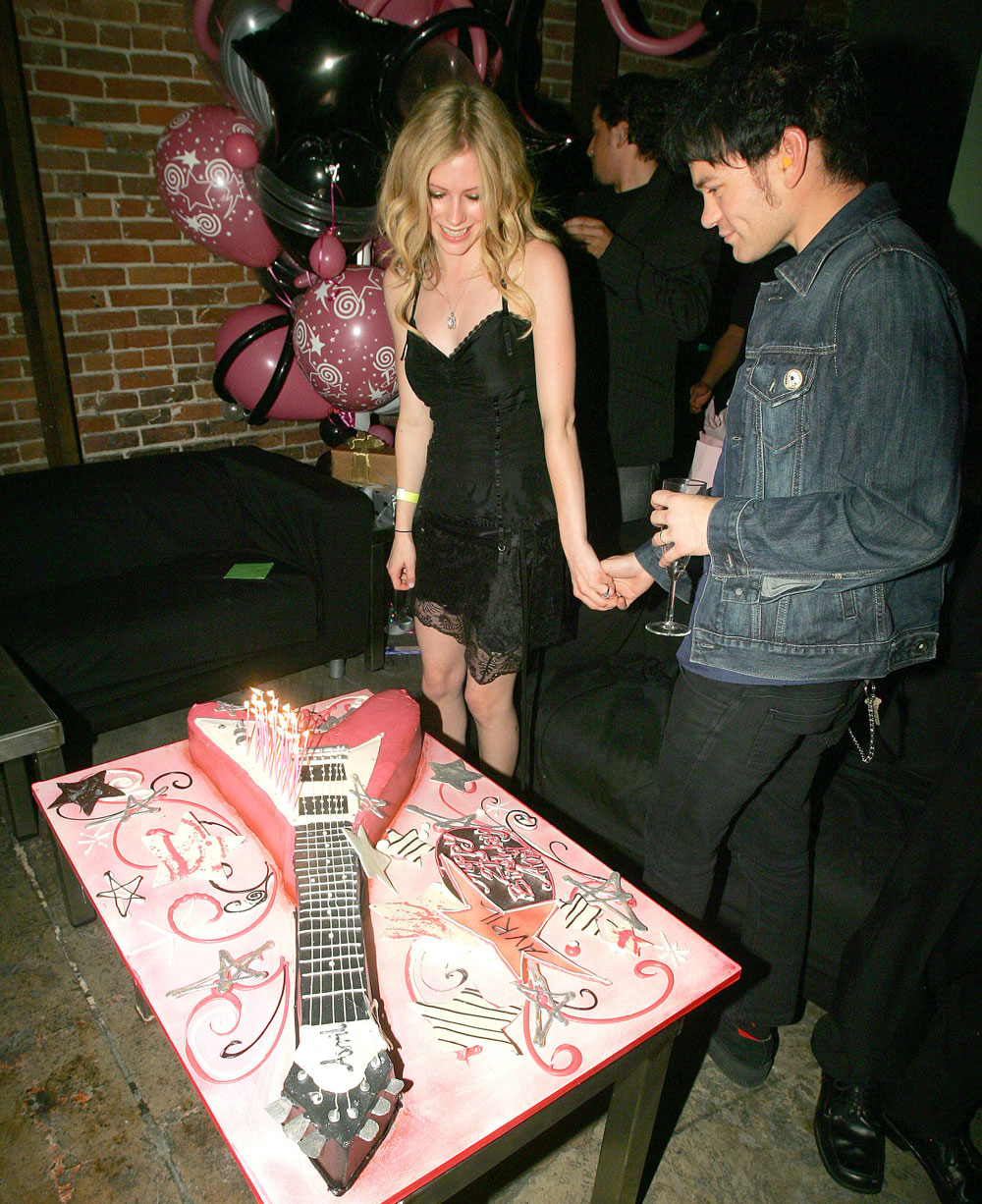 Keywords: avril, cumpleaños, 21, 2005, fiesta, deryck, amigas, lavigne, vestido