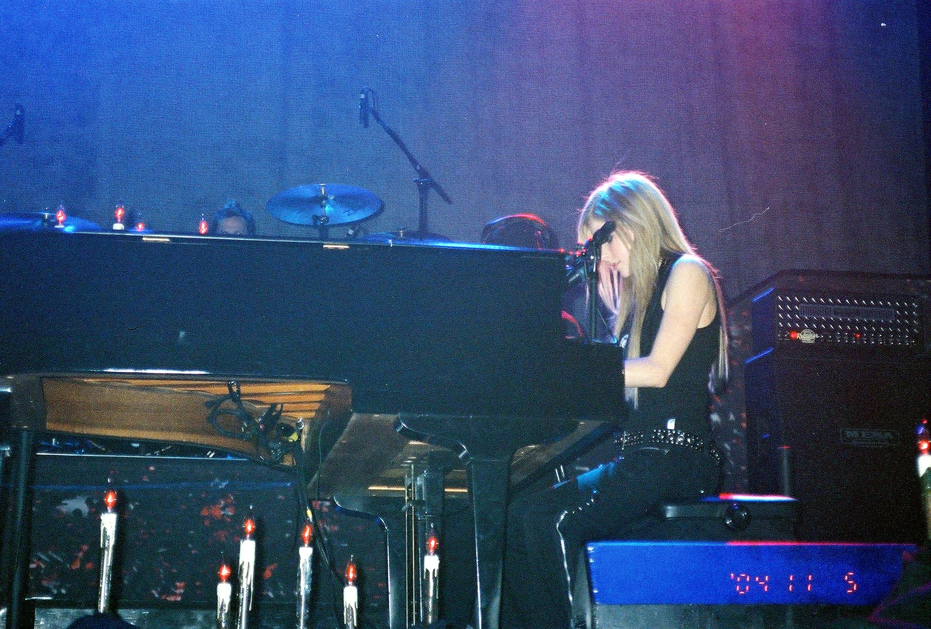 avrilonpiano.jpg