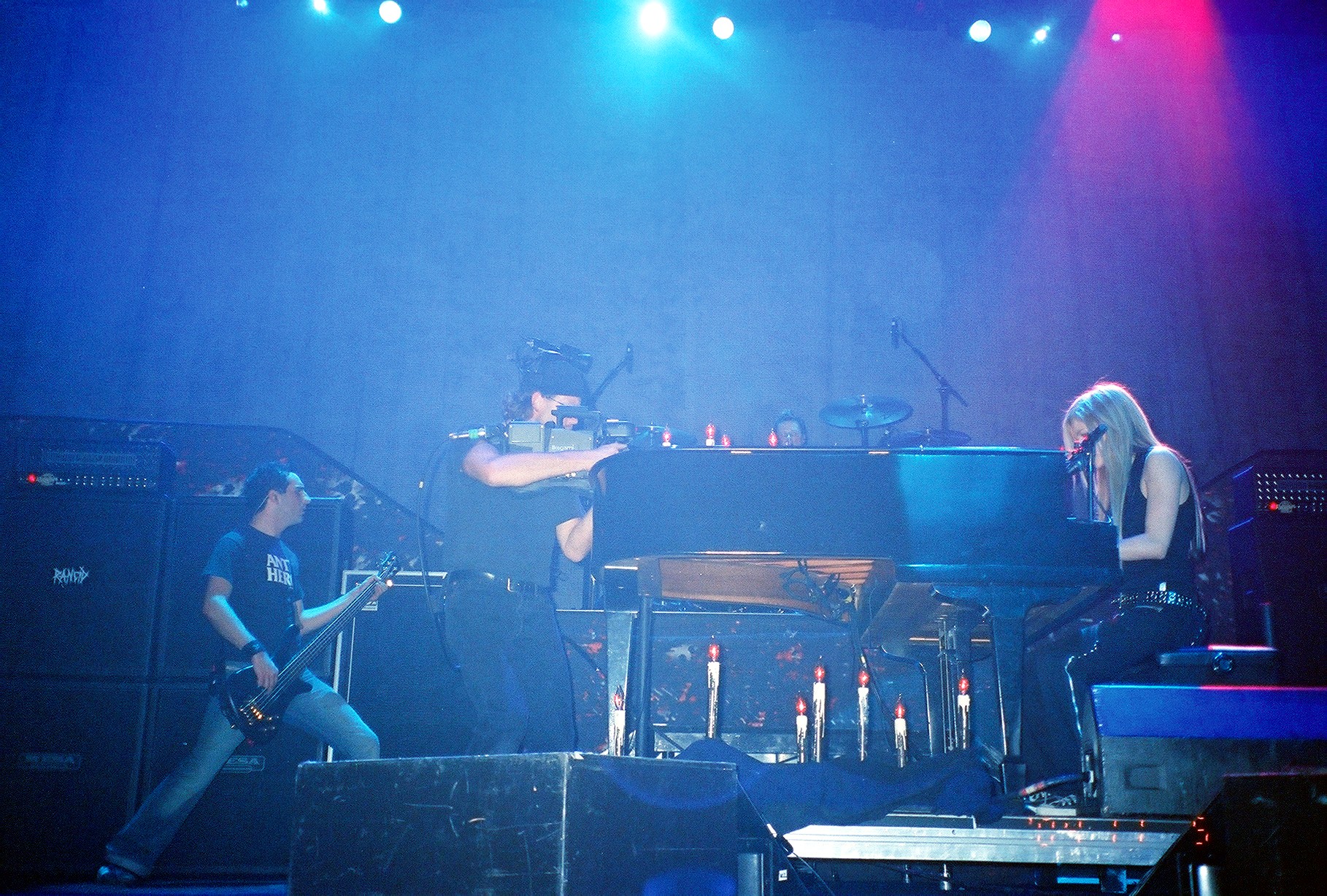 avrilonpiano2.jpg