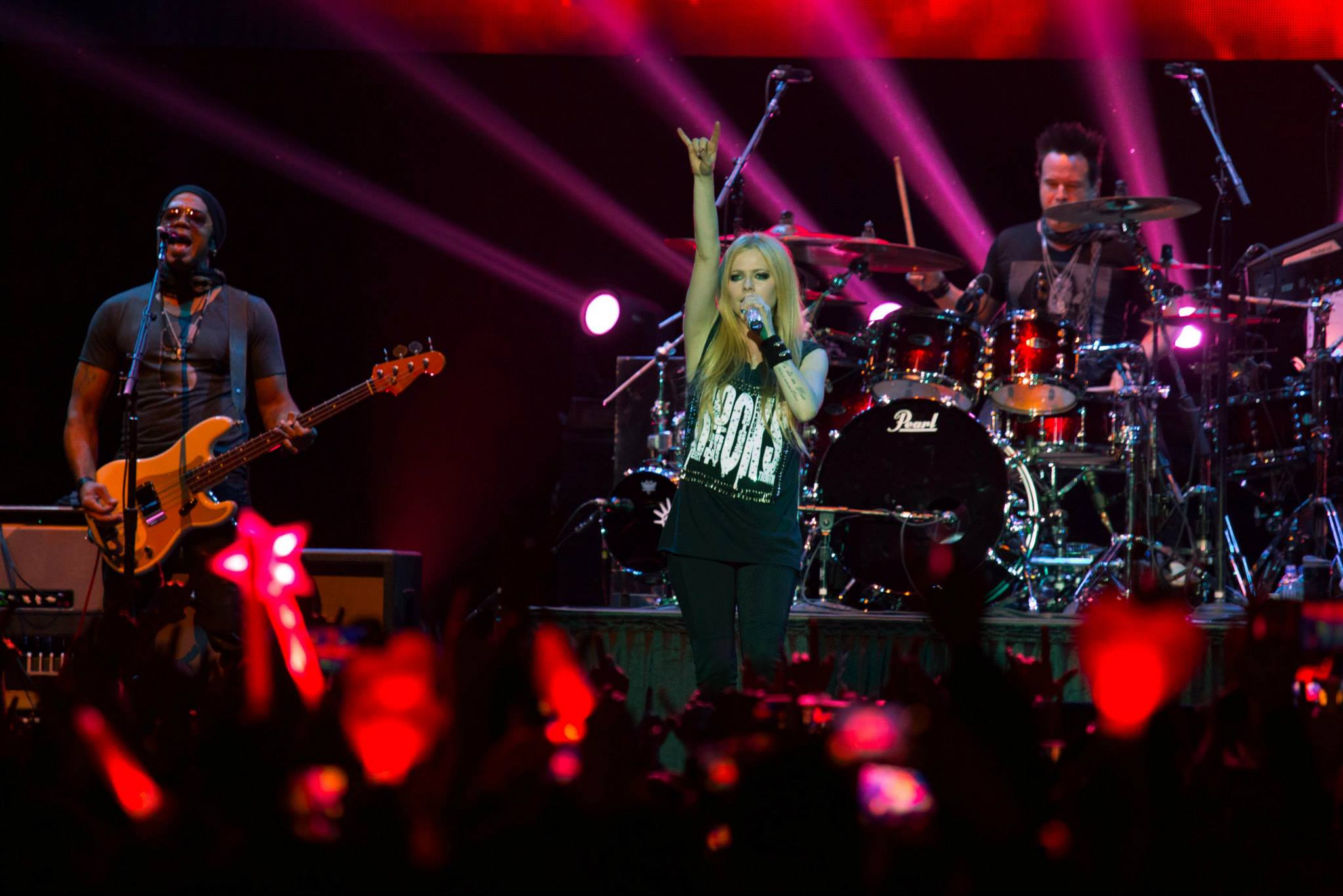 Avril-Lavigne-image-avril-lavigne-36688427-2048-1366.jpg
