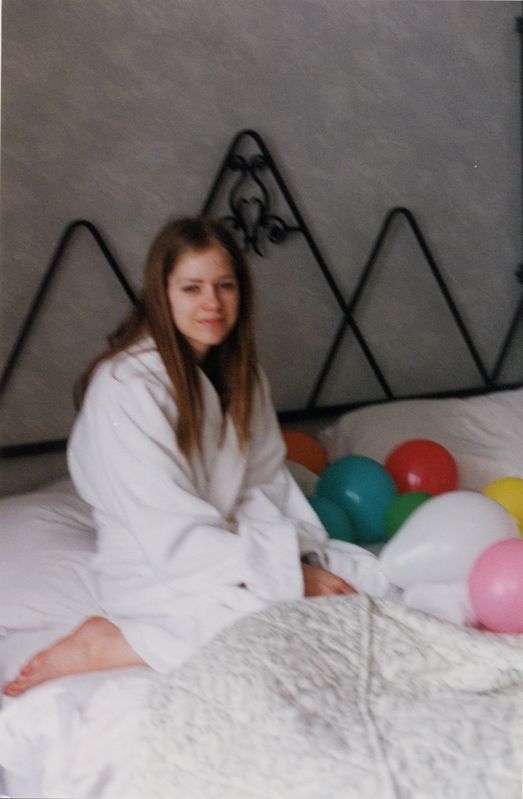 New-Private-Unseen-Photos-of-Avril-Lavigne-From-her-18th-Birthday-avril-lavigne-18425112-523-799.jpg