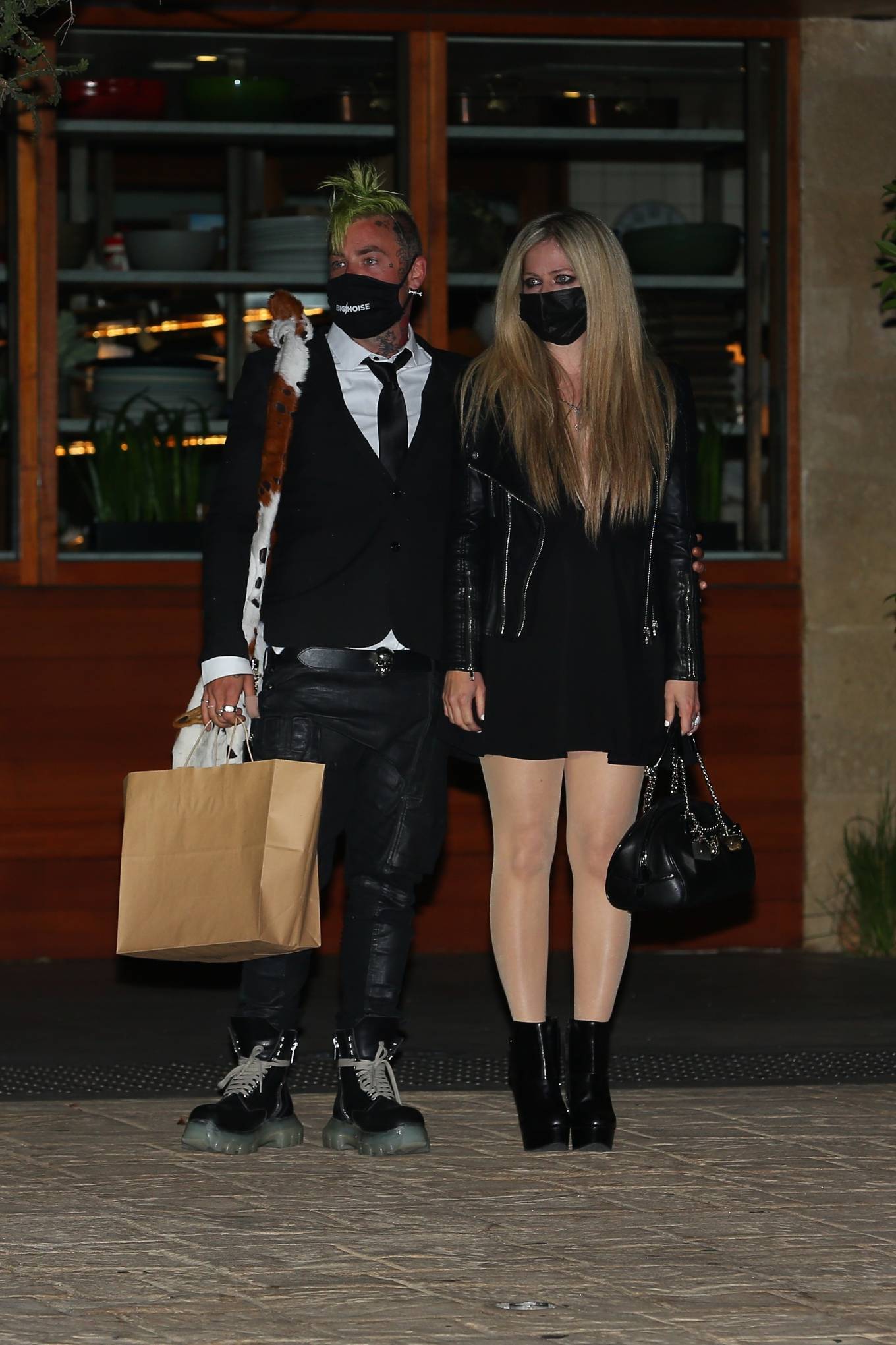 Avril-Lavigne---Out-for-a-dinner-at-Giorgio-Baldi-in-Santa-Monica-03.jpg