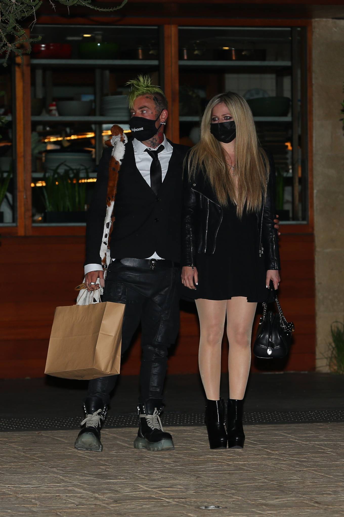 Avril-Lavigne---Out-for-a-dinner-at-Giorgio-Baldi-in-Santa-Monica-19.jpg
