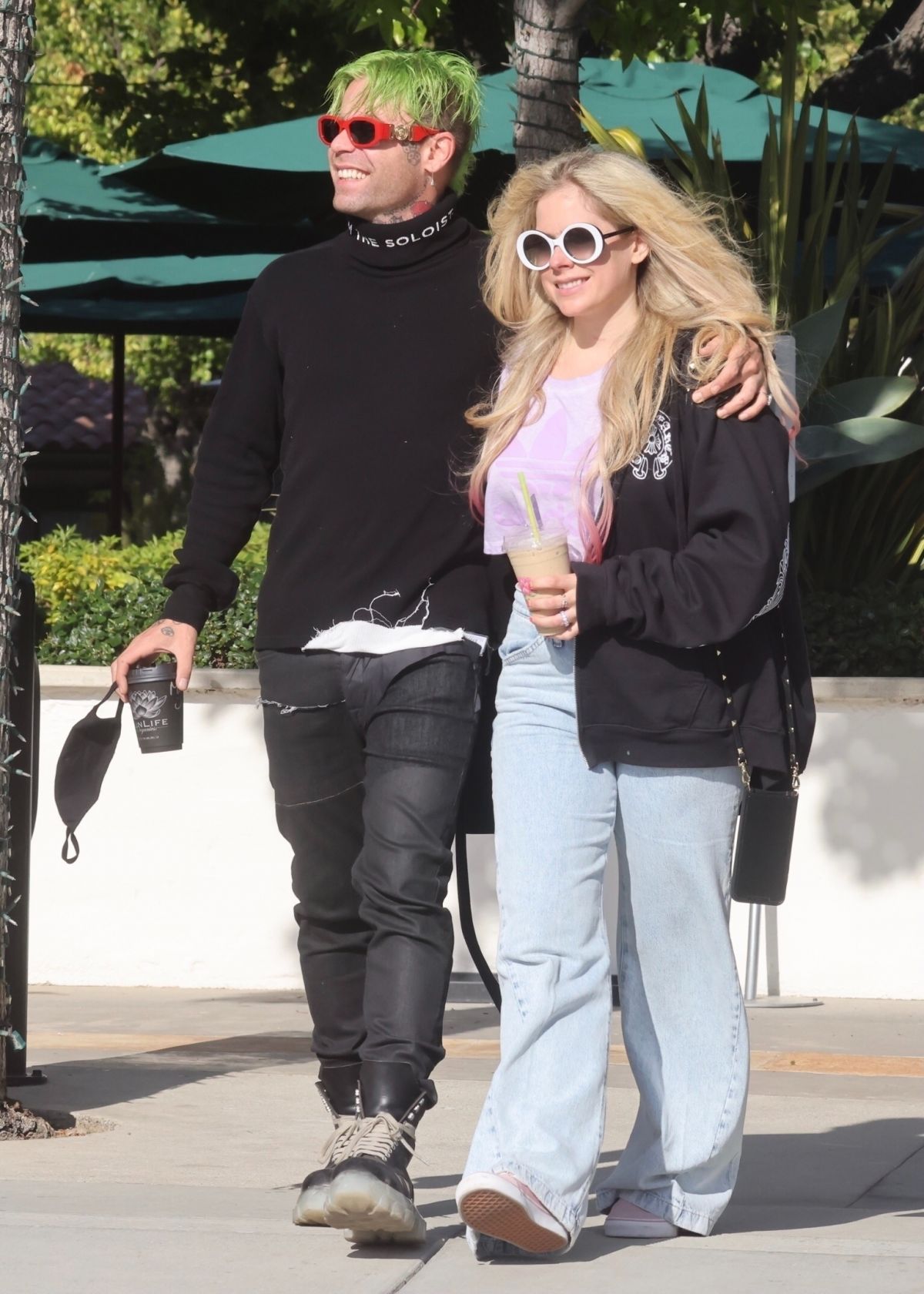 avril-lavigne-and-mod-sun-out-for-coffee-in-malibu-05-11-2021-0.jpg