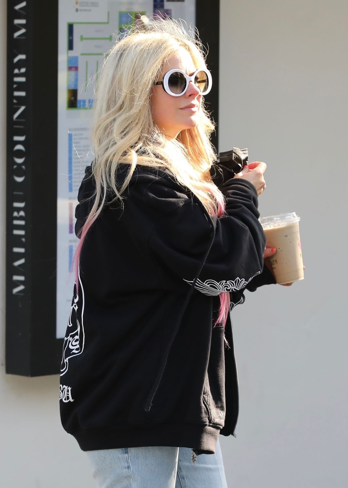 avril-lavigne-and-mod-sun-out-for-coffee-in-malibu-05-11-2021-3.jpg
