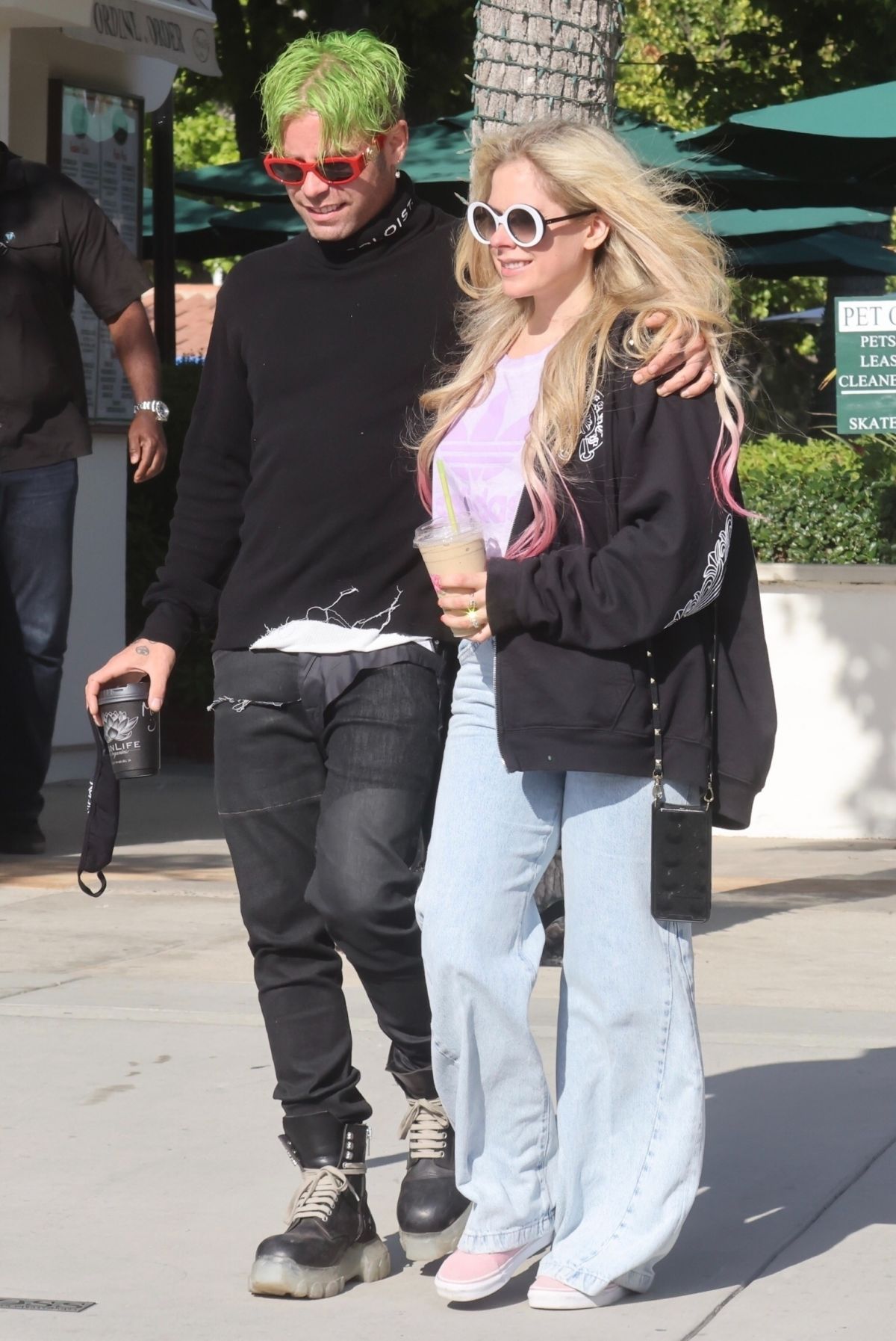 avril-lavigne-and-mod-sun-out-for-coffee-in-malibu-05-11-2021-5.jpg