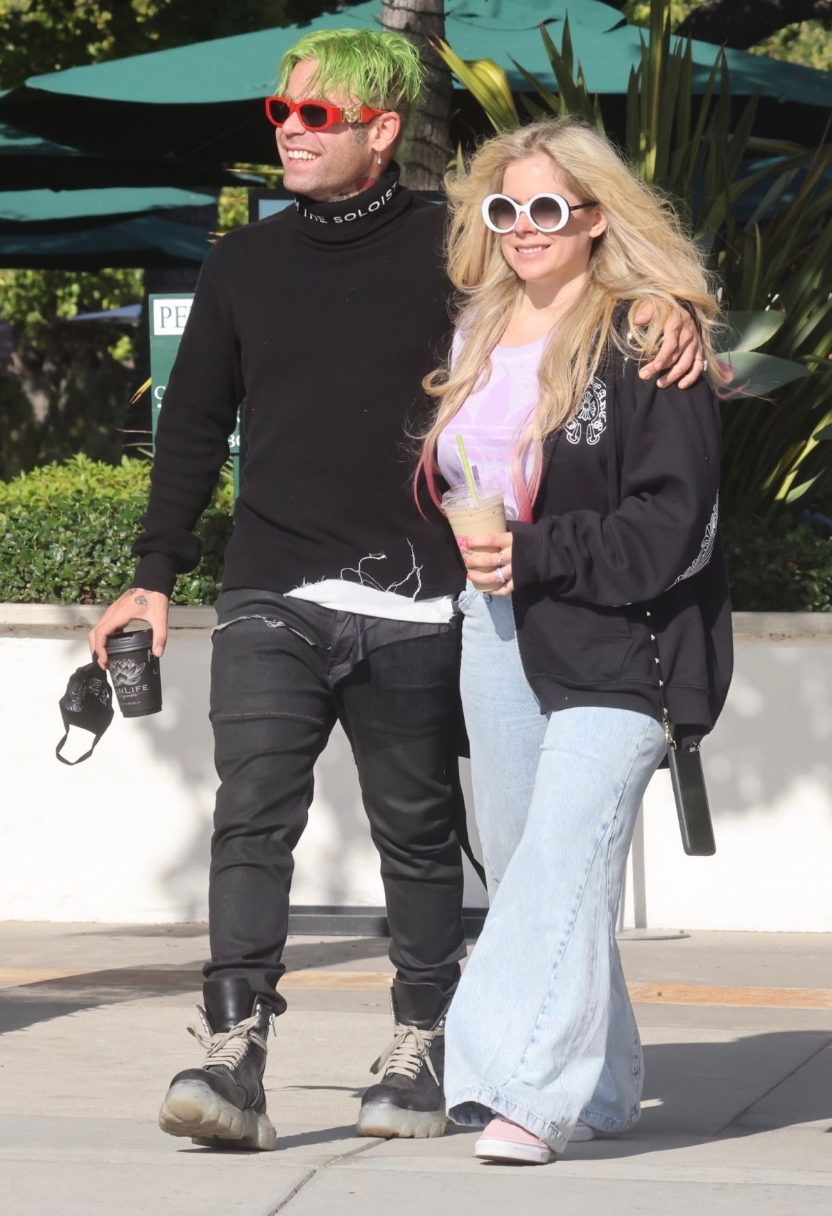 avril-lavigne-and-mod-sun-out-for-coffee-in-malibu-05-11-2021-6.jpg