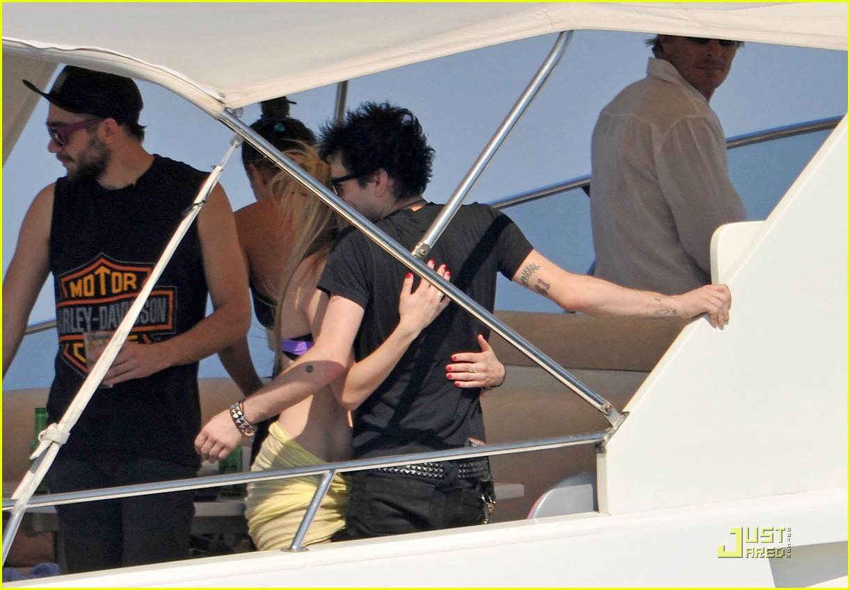 avril-lavigne-french-riviera-with-deryck-whibley-08.jpg