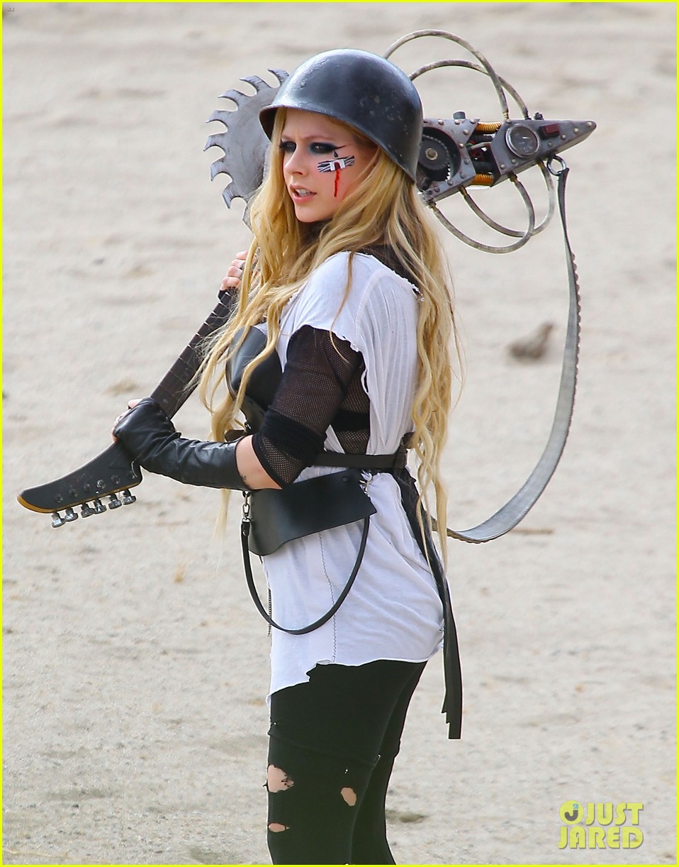 avril-lavigne-chainsaw-action-for-rock-n-roll-video-shoot-02.jpg
