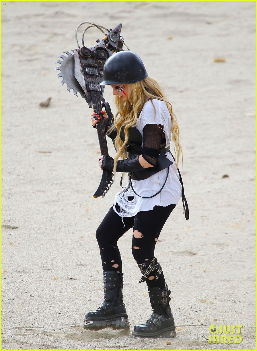 avril-lavigne-chainsaw-action-for-rock-n-roll-video-shoot-07.jpg