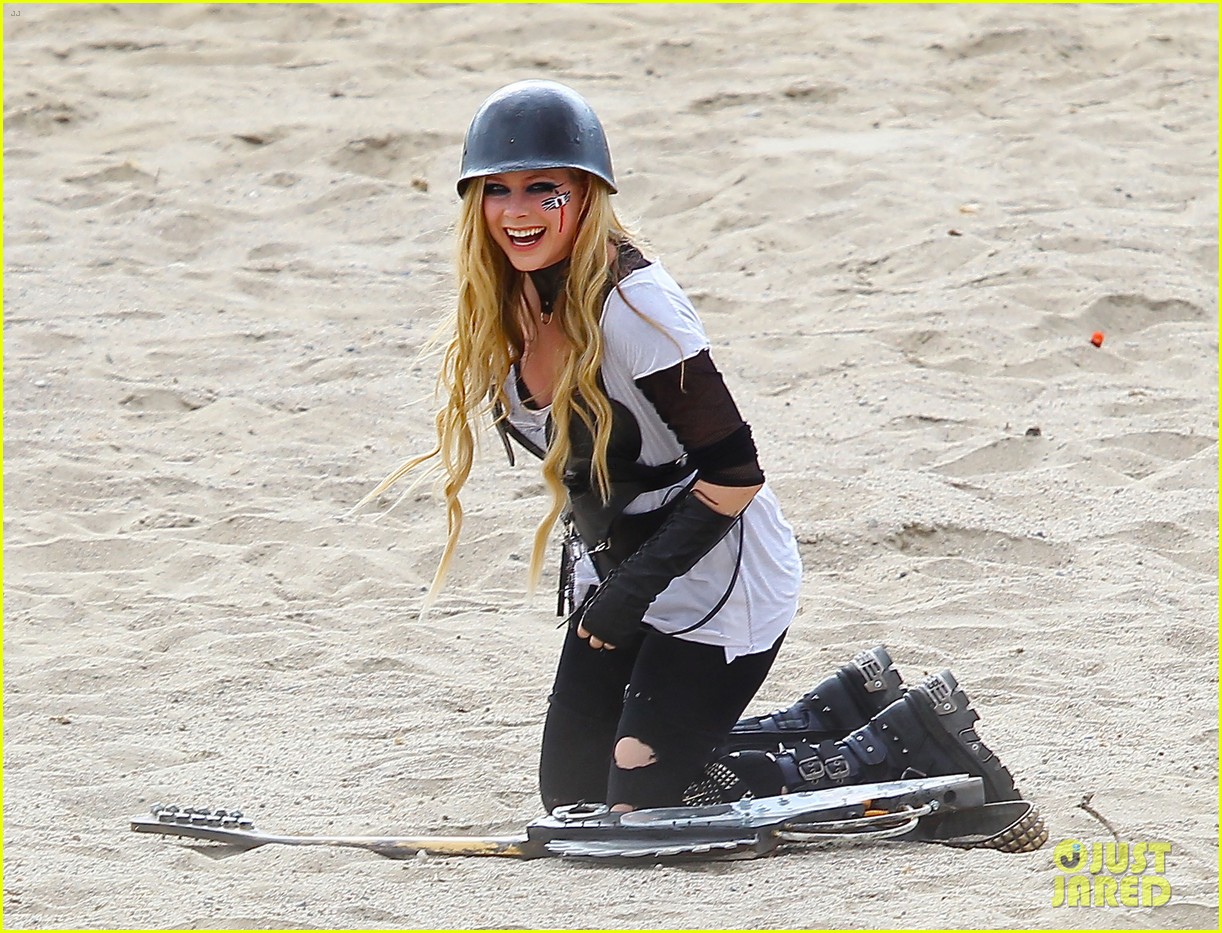 avril-lavigne-chainsaw-action-for-rock-n-roll-video-shoot-08.jpg