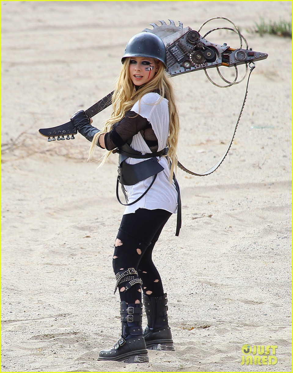 avril-lavigne-chainsaw-action-for-rock-n-roll-video-shoot-09.jpg