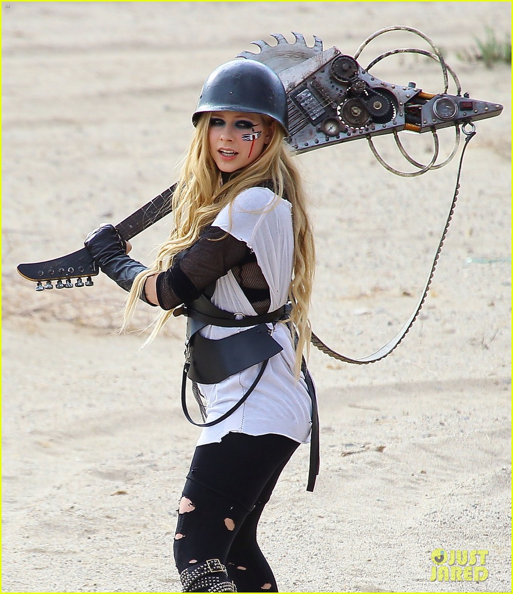 avril-lavigne-chainsaw-action-for-rock-n-roll-video-shoot-10.jpg