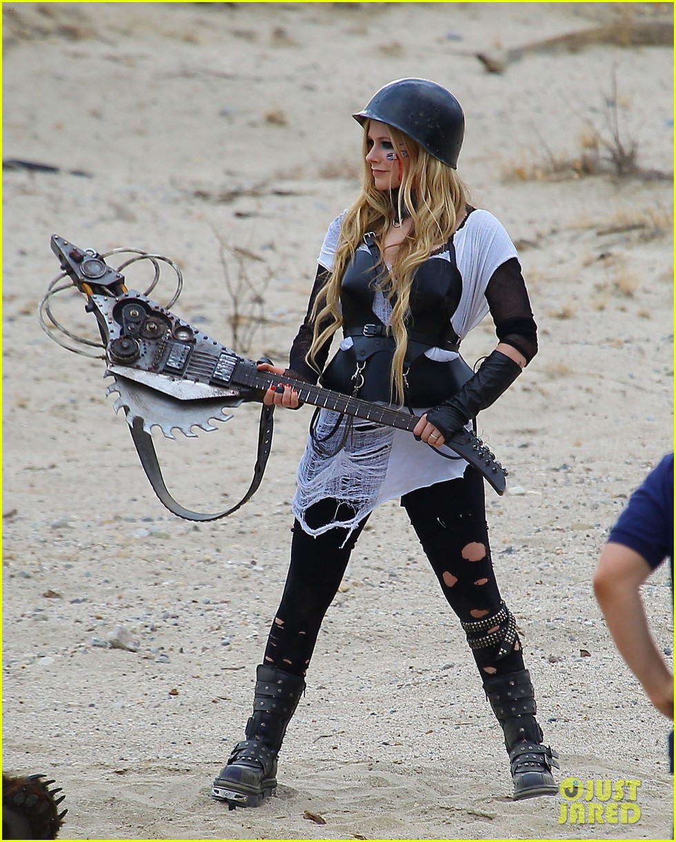 avril-lavigne-chainsaw-action-for-rock-n-roll-video-shoot-19.jpg